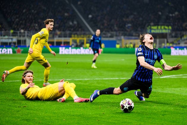 260224 Kasper Hogh of Bodo Glimt and NicolÃ² Barella of Inter during the UEFA Champions League football match between Inter and Bodo Glimt on February 24, 2026 in Milan Photo Marius Simensen BILDBYRAN COP 238 MM0057 bbeng football fotball fotboll soccer uefa champions league mesterligaen bodo glimt inter fc internazionale milano  Copyright: MARIUSxSIMENSEN BB260224BB388