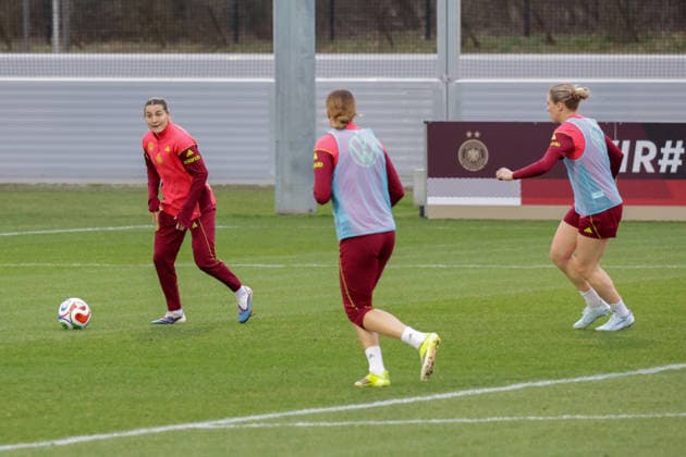 24 02 2026, xgrfx, Football DFB Media Dates, German Womens National Team Training v l Carlotta Wamser German Womens National Team DFL DFB REGULATIONS PROHIBIT ANY USE OF PHOTOGRAPHS as IMAGE SEQUENCES and or QUASI VIDEO Frankfurt am Main