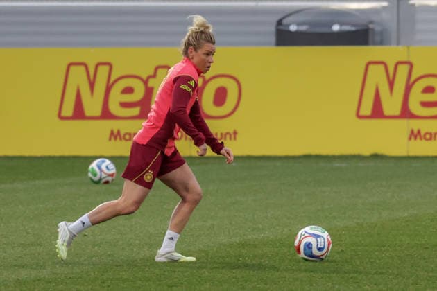 24 02 2026, xgrfx, Football DFB Media Dates, German Womens National Team Training v l Linda Dallmann German Womens National Team DFL DFB REGULATIONS PROHIBIT ANY USE OF PHOTOGRAPHS as IMAGE SEQUENCES and or QUASI VIDEO Frankfurt am Main