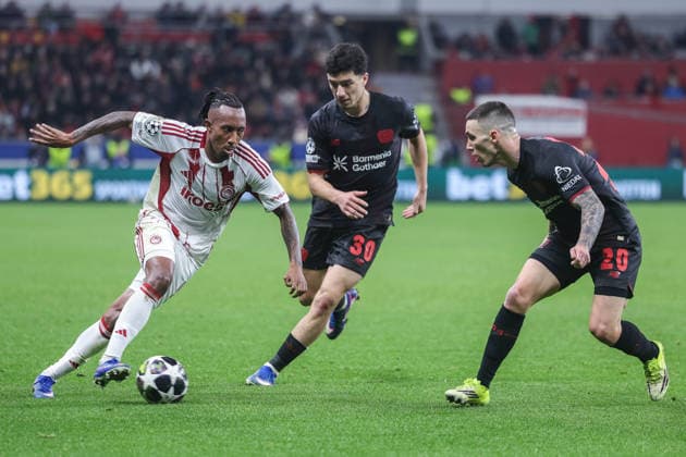 Soccer Champions League Play off second leg Bayer 04 Leverkusen Olympiakos Piraeus on 24 02 2026 at the BayArena in Leverkusen Gelson Martins Piraeus , left Ibrahim Maza Leverkusen , center Alejandro Grimaldo Leverkusen , right xJRx
