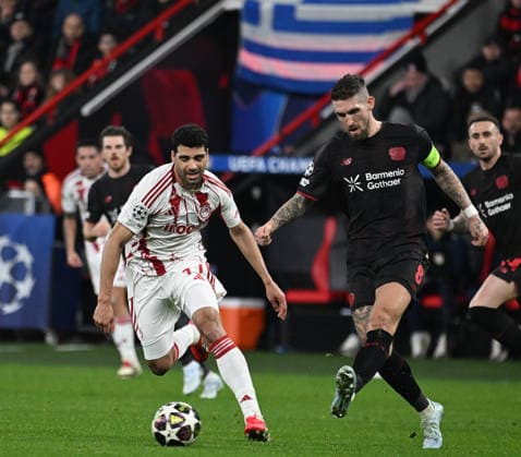 28 01 2025, xophax, Football , UEFA Champions League , 2025 2026 , Bayer Leverkusen vs Olympiakos Piraeus Robert Andrich , right Bayer 04 Leverkusen and Mehdi Taremi , left Piraeus Leverkusen
