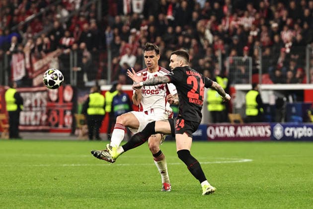 GER, Champions League, Bayer Leverkusen vs Olympiakos Piraeus 24 02 2026, BayArena, Leverkusen, GER, Champions League, Bayer Leverkusen vs Olympiakos Piraeus in picture Aleix Garcia Bayer 04 Leverkusen, 24, black spikes the ball past Dani Garcia Olympiakos Piraeus, 14, white nordphotoxGmbHx xSJS nph00070