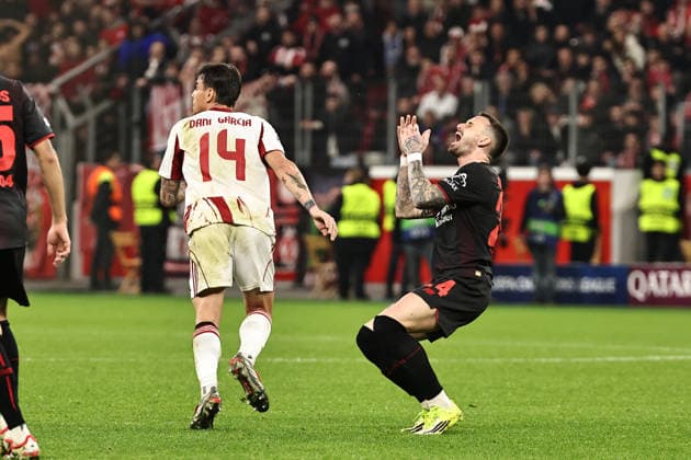GER, Champions League, Bayer Leverkusen vs Olympiakos Piraeus 24 02 2026, BayArena, Leverkusen, GER, Champions League, Bayer Leverkusen vs Olympiakos Piraeus in the picture Aleix Garcia Bayer 04 Leverkusen, 24, black gets the hand of Dani Garcia Olympiakos Piraeus, 14, white in the face and goes to the ground Foul Foul play nordphotoxGmbHx xSJS nph00070