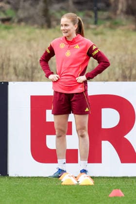 24 02 2026, xgrfx, Football DFB Media Dates, German Womens National Team Training v l Sjoeke Nüsken German Womens National Team DFL DFB REGULATIONS PROHIBIT ANY USE OF PHOTOGRAPHS as IMAGE SEQUENCES and or QUASI VIDEO Frankfurt am Main