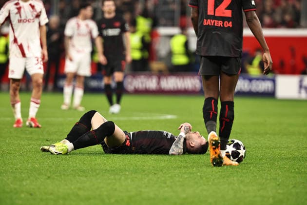 GER, Champions League, Bayer Leverkusen vs Olympiakos Piraeus 24 02 2026, BayArena, Leverkusen, GER, Champions League, Bayer Leverkusen vs Olympiakos Piraeus in the picture Aleix Garcia Bayer 04 Leverkusen, 24, black is lying on the ground after a foul by Dani Garcia Olympiakos Piraeus, 14, white, not in the picture nordphotoxGmbHx xSJS nph00070