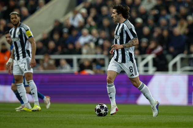 Newcastle United v FK QARABAG, Champions League Sandro Tonali of Newcastle United brings the ball forward during the Champions League match between Newcastle United and FK QARABAG at St. James s Park, Newcastle, UK on 24 February 2026. Newcastle St. James s Park Tyne and Wear UK Editorial use only , Copyright: xCraigxCowanx PSI-23795-0070