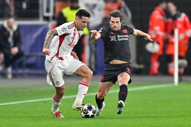v li in duel Francisco Ortega Piraeus 3 Jonas Hofmann Leverkusen 7 24 02 2026 Soccer Champions League, Bayer Leverkusen vs Olympiakos Piraeus, BayArena, Leverkusen, Copyright: xpepphotox xHorstxMauelshagenx pep00321, pep_20260224_hm_290651