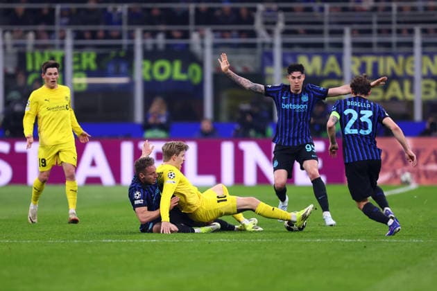 Davide Frattesi (Fc Internazionale) und Jens Petter Hauge (FK Bodo Glimt) battle for the ball, UEFA Champions League 2025 26 League Play-off second leg, FC Internazionale Milano v FK Bodo Glimt, Stadio Giuseppe Meazza (San Siro), February 24, 2026, Milan, Italy.