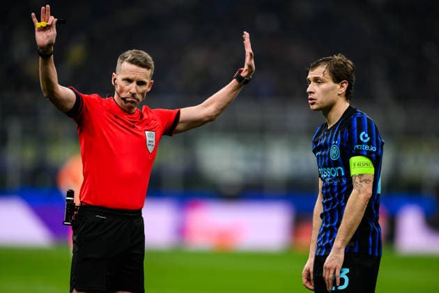 260224 Referee Alejandro Hernandez and NicolÃ² Barella of Inter during the UEFA Champions League football match between Inter and Bodo Glimt on February 24, 2026 in Milan Photo Marius Simensen BILDBYRAN COP 238 MM0057 bbeng football fotball fotboll soccer uefa champions league mesterligaen bodo glimt inter fc internazionale milano  Copyright: MARIUSxSIMENSEN BB260224BB415