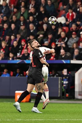 GER, Champions League, Bayer Leverkusen vs Olympiakos Piraeus 24 02 2026, BayArena, Leverkusen, GER, Champions League, Bayer Leverkusen vs Olympiakos Piraeus in picture Santiago Hetze Olympiakos Piraeus, 32, white in header duel with captain Robert Andrich Bayer 04 Leverkusen, 08, black nordphotoxGmbHx xSJS nph00070