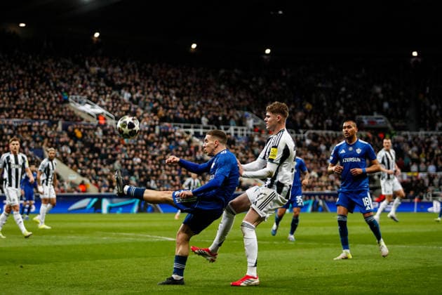Newcastle United v QarabaÄü FK UEFA Champions League Harvey Murphy of Newcastle United and Joni Montiel of QarabaÄü FK during the UEFA Champions League Knockout Play-off Second Leg match at St. James s Park, Newcastle 24 02 2026 UK Newspapers OUT Copyright: xMaxxTomlinsonx FIL-23037-0042
