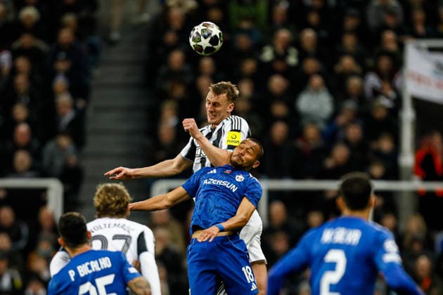 Newcastle United v QarabaÄü FK UEFA Champions League Dan Burn of Newcastle United and William Osula of QarabaÄü FK battle for the ball during the UEFA Champions League Knockout Play-off Second Leg match at St. James s Park, Newcastle 24 02 2026 UK Newspapers OUT Copyright: xMaxxTomlinsonx FIL-23037-0043