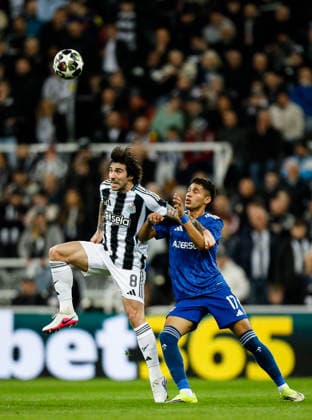 Newcastle United v QarabaÄü FK UEFA Champions League Sandro Tonali of Newcastle United and Camilo Duran of QarabaÄü FK battle for the ball during the UEFA Champions League Knockout Play-off Second Leg match at St. James s Park, Newcastle 24 02 2026 UK Newspapers OUT Copyright: xMaxxTomlinsonx FIL-23037-0044