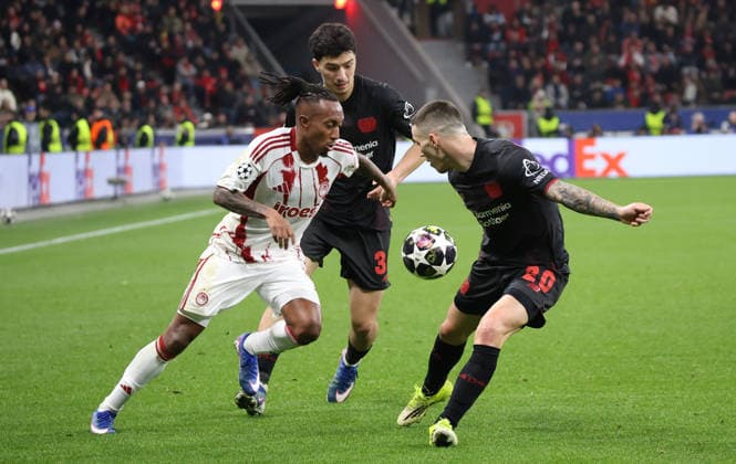 v l Gelson Martins Olympiakos Piraeus 10 , Ibrahim Maza Bayer Leverkusen, 30 , Alejandro Grimaldo Bayer Leverkusen, 20 GER, Bayer 04 Leverkusen vs Olympiakos Piraeus, Football, Champions League, Play offs, Second leg, Match time 2025 2026, 24 02 2026 GER, Bayer 04 Leverkusen vs Olympiakos Piraeus, Football, Champions League, Play offs, Second leg, Match time 2025 2026, 24 02 2026 Leverkusen Copyright: xEibner-Pressefotox xThomasxStoecx EP_TSR
