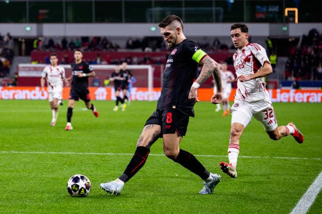 LEVERKUSEN, GERMANY - FEBRUARY 24: Robert Andrich of Bayer 04 Leverkusen passes the ball during the UEFA Champions League 2025 26 League Knockout Play-off Second Leg match between Bayer 04 Leverkusen and Olympiacos FC at BayArena on February 24, 2026 in Leverkusen, Germany. (Photo by Rene Nijhuis) SPO  Copyright: xRenexNijhuis