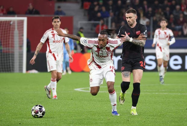In the duel f l Gelson Martins Olympiakos Piraeus 10 , Aleix Garcia Bayer Leverkusen, 24 in the background other players from Olympiakos GER, Bayer 04 Leverkusen vs Olympiakos Piraeus, Football, Champions League, Play offs, Second leg, Match time 2025 2026, 24 02 2026 GER, Bayer 04 Leverkusen vs Olympiakos Piraeus, Football, Champions League, Play offs, Second leg, Match time 2025 2026, 24 02 2026 Leverkusen Copyright: xEibner-Pressefotox xThomasxStoecx EP_TSR