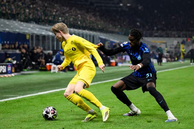 FC Internazionale v FK Bodo Glimt - UEFA Champions League Jens Petter Hauge of FK Bodo Glimt competes for the ball with Yann Bisseck of FC Internazionale during the UEFA Champions League 2025 26 knockout phase play-off second leg football match between FC Internazionale and FK Bodo Glimt . Milan Copyright: xNicolòxCampox