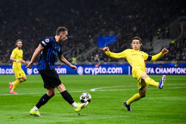 FC Internazionale v FK Bodo Glimt - UEFA Champions League Davide Frattesi of FC Internazionale is challenged by Patrick Berg of FK Bodo Glimt during the UEFA Champions League 2025 26 knockout phase play-off second leg football match between FC Internazionale and FK Bodo Glimt . Milan Copyright: xNicolòxCampox