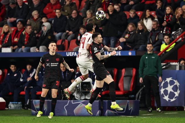 GER, Champions League, Bayer Leverkusen vs Olympiakos Piraeus 24 02 2026, BayArena, Leverkusen, GER, Champions League, Bayer Leverkusen vs Olympiakos Piraeus in picture Mehdi Taremi Olympiakos Piraeus, 99, white in duel header duel with Aleix Garcia Bayer 04 Leverkusen, 24, black nordphotoxGmbHx xSJS nph00070
