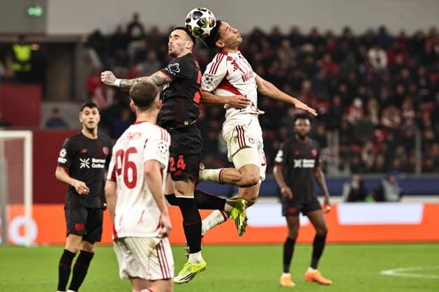 GER, Champions League, Bayer Leverkusen vs Olympiakos Piräus 24.02.2026, BayArena, Leverkusen, GER, Champions League, Bayer Leverkusen vs Olympiakos Piräus im Bild Aleix Garcia (Bayer 04 Leverkusen, 24, schwarz) und Santiago Hetze (Olympiakos Piräus, 32, weiß) im Kopfball Duell Zweikampf in der Luft *** GER, Champions League, Bayer Leverkusen vs Olympiakos Piraeus 24 02 2026, BayArena, Leverkusen, GER, Champions League, Bayer Leverkusen vs Olympiakos Piraeus in picture Aleix Garcia Bayer 04 Leverkusen, 24, black and Santiago Hetze Olympiakos Piraeus, 32, white in header duel duel in the air nordphotoxGmbHx xSJS nph00070