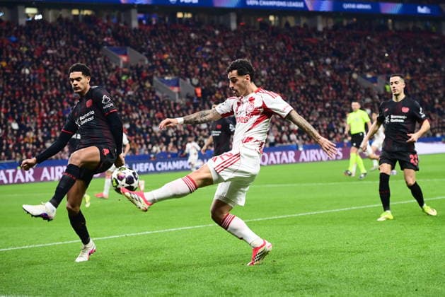UEFA Champions League - Bayer 04 Leverkusen vs Olympiacos FC - Chiquinho of Olympiacos FC in action against Jarell Quansah of Bayer 04 Leverkusen during the UEFA Champions League Play-Offs 2nd leg soccer match between Bayer 04 Leverkusen and Olympiacos FC in BayArena, Leverkusen, Germany, on 24 February 2026. IMAGO ONE INCH PRODUCTIONS LEVERKUSEN GERMANY Copyright: xONExINCHxPRODUCTIONSx 6868418