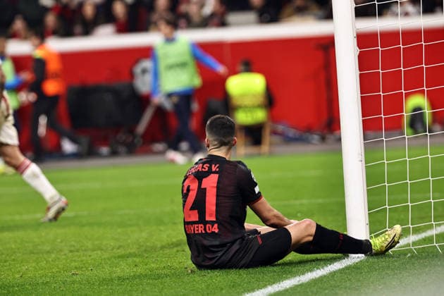 GER, Champions League, Bayer Leverkusen vs Olympiakos Piraeus 24 02 2026, BayArena, Leverkusen, GER, Champions League, Bayer Leverkusen vs Olympiakos Piraeus in picture Lucas Vazquez Bayer 04 Leverkusen, 21, black gets the rebound of the crossbar shot from Alejandro Grimaldo Bayer 04 Leverkusen, 20, black, not in picture not under control and stays on the post nordphotoxGmbHx xSJS nph00070