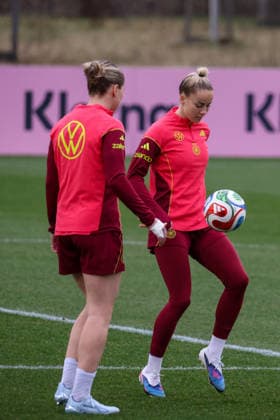 Frankfurt am Main, Germany February 24, 2026 Preparation for the womens World Cup qualifier Germany vs. Slovenia Training In the picture from left Rebecca Knaak Germany and Giulia Gwinn Germany during training in Frankfurt Copyright: HMBxMedia MadeleinexFantini