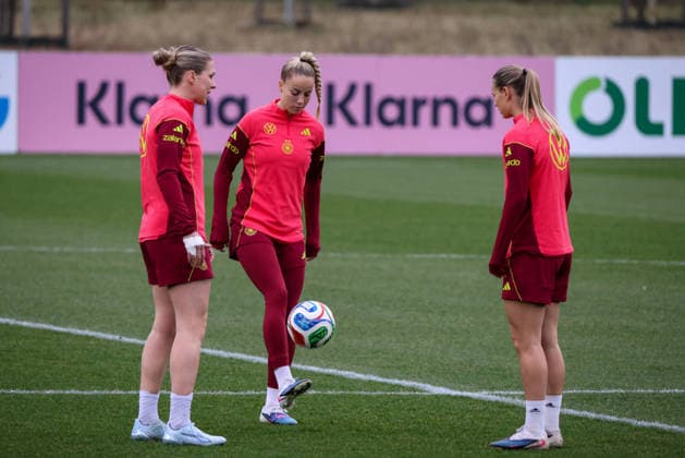 Frankfurt am Main, Germany February 24, 2026 Preparation for the womens World Cup qualifier Germany vs Slovenia Training In the picture from left Rebecca Knaak Germany , Giulia Gwinn Germany and Klara Bühl Buehl Germany during training in Frankfurt Copyright: HMBxMedia MadeleinexFantini
