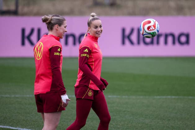 Frankfurt am Main, Germany February 24, 2026 Preparation for the womens World Cup qualifier Germany vs. Slovenia Training In the picture from left Rebecca Knaak Germany and Giulia Gwinn Germany during training in Frankfurt Copyright: HMBxMedia MadeleinexFantini