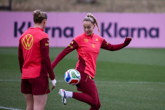 Frankfurt am Main, Germany February 24, 2026 Preparation for the womens World Cup qualifier Germany vs. Slovenia Training In the picture from left Rebecca Knaak Germany and Giulia Gwinn Germany during training in Frankfurt Copyright: HMBxMedia MadeleinexFantini