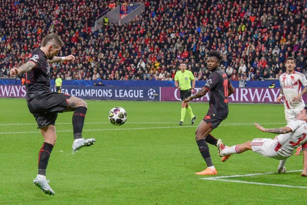 Robert Andrich Leverkusen 8 crosses the ball to Edmond Tapsoba Leverkusen 12 24 02 2026 Soccer Champions League, Bayer Leverkusen vs Olympiakos Piraeus, BayArena, Leverkusen, Copyright: xpepphotox xHorstxMauelshagenx pep00321, pep_20260224_hm_291079