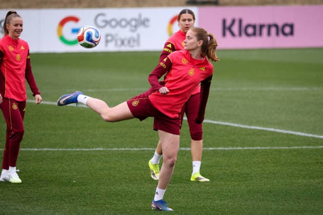 Frankfurt am Main, Germany February 24, 2026 Preparation for the Womens World Cup qualifier Germany vs Slovenia Training In the picture from left Vivien Endemann Germany , Sjoeke Nüsken Nuesken Germany and Larissa Mühlhaus Muehlhaus Germany during training in Frankfurt Copyright: HMBxMedia MadeleinexFantini