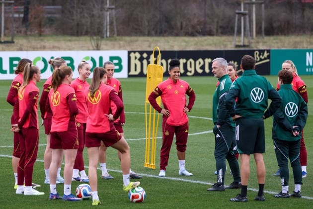 Frankfurt am Main, Germany February 24, 2026 Preparation for the womens World Cup qualifier Germany vs Slovenia Training In the picture The players of the German national womens soccer team in the team circle with national coach Christian Wück Wueck Germany for discussion Copyright: HMBxMedia MadeleinexFantini