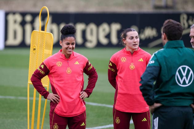 Frankfurt am Main, Germany February 24, 2026 Preparation for the womens World Cup qualifier Germany vs. Slovenia Training In the picture from left Shekiera Martinez Germany and Carlotta Wamser Germany during training in Frankfurt Copyright: HMBxMedia MadeleinexFantini