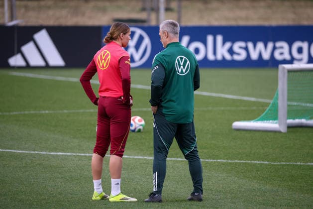 Frankfurt am Main, Germany February 24, 2026 Preparation for the Womens World Cup qualifier Germany vs. Slovenia Training In the picture from left Larissa Mühlhaus Muehlhaus Germany talks to national coach Christian Wück Wueck Germany after her subsequent nomination for the injured Selina Cerci Germany Copyright: HMBxMedia MadeleinexFantini