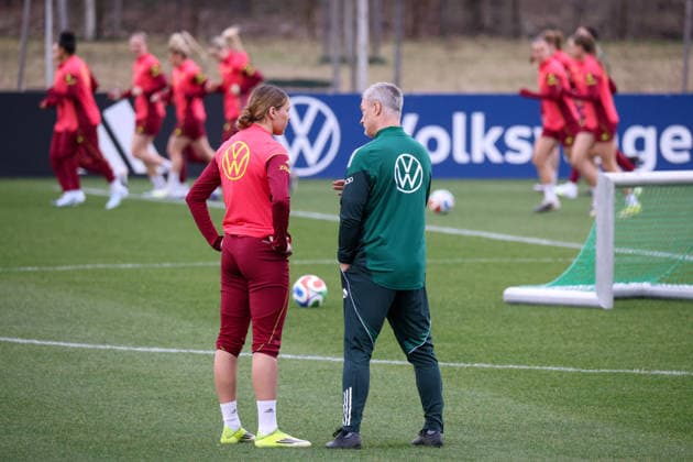 Frankfurt am Main, Germany February 24, 2026 Preparation for the Womens World Cup qualifier Germany vs. Slovenia Training In the picture from left Larissa Mühlhaus Muehlhaus Germany talks to national coach Christian Wück Wueck Germany after her subsequent nomination for the injured Selina Cerci Germany Copyright: HMBxMedia MadeleinexFantini