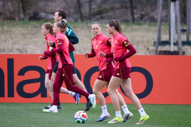 Frankfurt am Main, Germany February 24, 2026 Preparation for the womens World Cup qualifier Germany vs. Slovenia Training In the picture from left Klara Bühl Buehl Germany and Jule Brand Germany during training in Frankfurt Copyright: HMBxMedia MadeleinexFantini