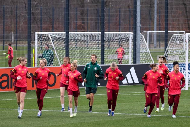 Frankfurt am Main, Germany February 24, 2026 Preparation for the Womens World Cup Qualifier Germany vs Slovenia Training Pictured from left Rebecca Knaak Germany , Giulia Gwinn Germany , Sjoeke Nüsken Nuesken Germany , Athletic Trainer Julius Balsmeier Germany , Franziska Kett Germany , Carlotta Wamser Germany , Vivien Endemann Germany and Shekiera Martinez Germany Copyright: HMBxMedia MadeleinexFantini
