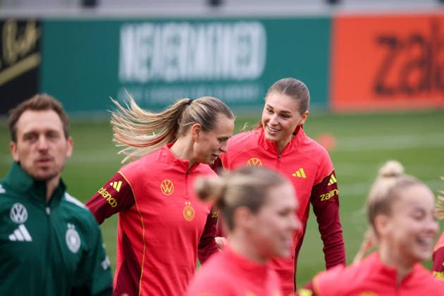Frankfurt am Main, Germany February 24, 2026 Preparation for the womens World Cup qualifier Germany vs. Slovenia Training In the picture from left Klara Bühl Buehl Germany and Jule Brand Germany Copyright: HMBxMedia MadeleinexFantini