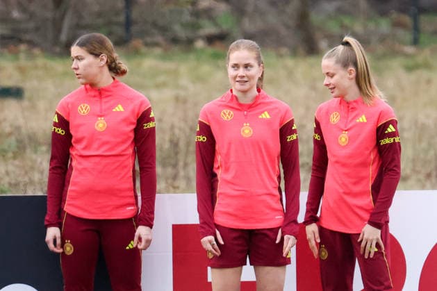 Frankfurt am Main, Germany February 24, 2026 Preparation for the womens World Cup qualifier Germany vs. Slovenia Training In the picture from left Larissa Mühlhaus Muehlhaus Germany , Sjoeke Nüsken Nuesken Germany and Vivien Endemann Germany Copyright: HMBxMedia MadeleinexFantini
