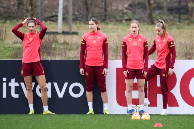 Frankfurt am Main, Germany February 24, 2026 Preparation for the womens World Cup qualifier Germany vs. Slovenia Training In the picture from left Jule Brand Germany , Larissa Mühlhaus Muehlhaus Germany , Sjoeke Nüsken Nuesken Germany and Vivien Endemann Germany Copyright: HMBxMedia MadeleinexFantini