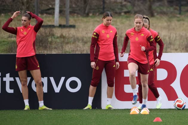 Frankfurt am Main, Germany February 24, 2026 Preparation for the womens World Cup qualifier Germany vs. Slovenia Training In the picture from left Jule Brand Germany , Larissa Mühlhaus Muehlhaus Germany and Sjoeke Nüsken Nuesken Germany Copyright: HMBxMedia MadeleinexFantini