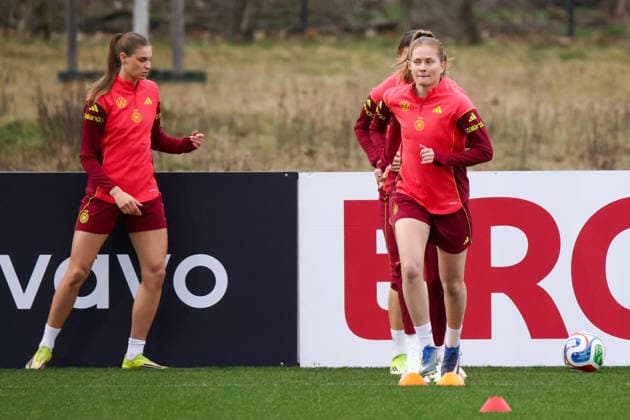 Frankfurt am Main, Germany February 24, 2026 Preparation for the womens World Cup qualifier Germany vs. Slovenia Training In the picture from left Jule Brand Germany and Sjoeke Nüsken Nuesken Germany Copyright: HMBxMedia MadeleinexFantini