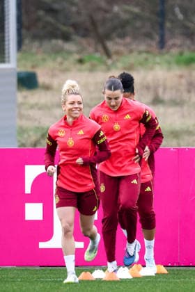 Frankfurt am Main, Germany February 24, 2026 Preparation for the womens World Cup qualifier Germany vs. Slovenia Training In the picture from left Linda Dallmann Germany and Carlotta Wamser Germany Copyright: HMBxMedia MadeleinexFantini