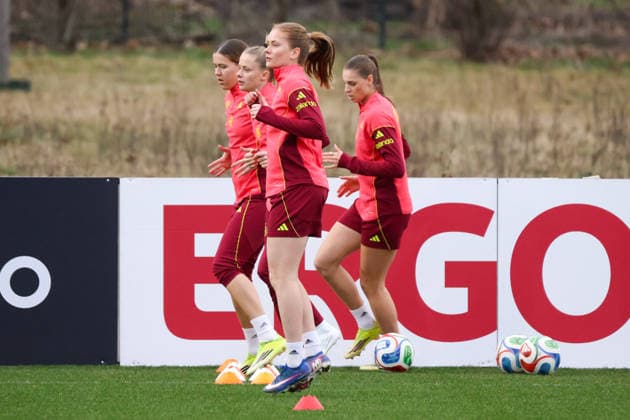 Frankfurt am Main, Germany February 24, 2026 Preparation for the womens World Cup qualifier Germany vs. Slovenia Training In the picture from left Larissa Mühlhaus Muehlhaus Germany , Vivien Endemann Germany , Sjoeke Nüsken Nuesken Germany and Jule Brand Germany Copyright: HMBxMedia MadeleinexFantini