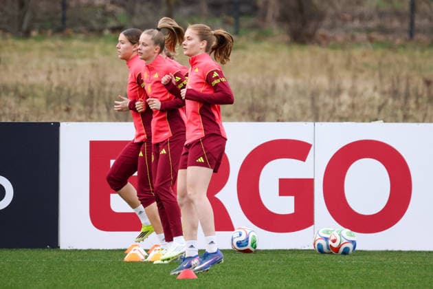 Frankfurt am Main, Germany February 24, 2026 Preparation for the womens World Cup qualifier Germany vs. Slovenia Training In the picture from left Larissa Mühlhaus Muehlhaus Germany , Vivien Endemann Germany and Sjoeke Nüsken Nuesken Germany Copyright: HMBxMedia MadeleinexFantini