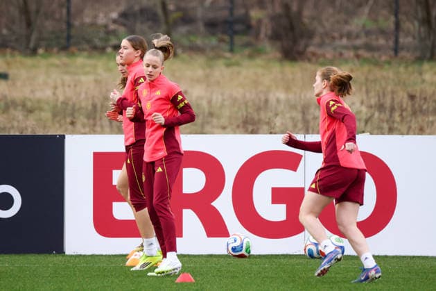 Frankfurt am Main, Germany February 24, 2026 Preparation for the womens World Cup qualifier Germany vs. Slovenia Training In the picture from left Larissa Mühlhaus Muehlhaus Germany , Vivien Endemann Germany and Sjoeke Nüsken Nuesken Germany Copyright: HMBxMedia MadeleinexFantini