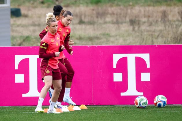 Frankfurt am Main, Germany February 24, 2026 Preparation for the womens World Cup qualifier Germany vs. Slovenia Training In the picture from left Linda Dallmann Germany and Carlotta Wamser Germany Copyright: HMBxMedia MadeleinexFantini
