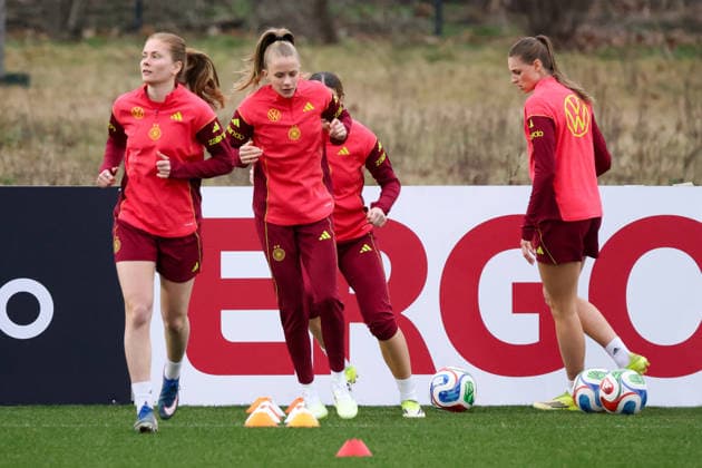 Frankfurt am Main, Germany February 24, 2026 Preparation for the womens World Cup qualifier Germany vs. Slovenia Training In the picture from left Sjoeke Nüsken Nuesken Germany , Vivien Endemann Germany and Jule Brand Germany Copyright: HMBxMedia MadeleinexFantini