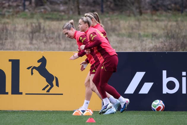 Frankfurt am Main, Germany February 24, 2026 Preparation for the womens World Cup qualifier Germany vs. Slovenia Training In the picture from left Rebecca Knaak Germany and Giulia Gwinn Germany Copyright: HMBxMedia MadeleinexFantini